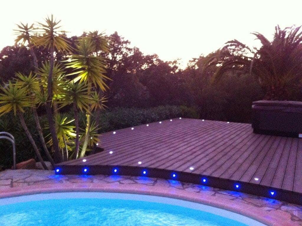 Éclairage d'un jardin et d'une terrasse Le Club LED