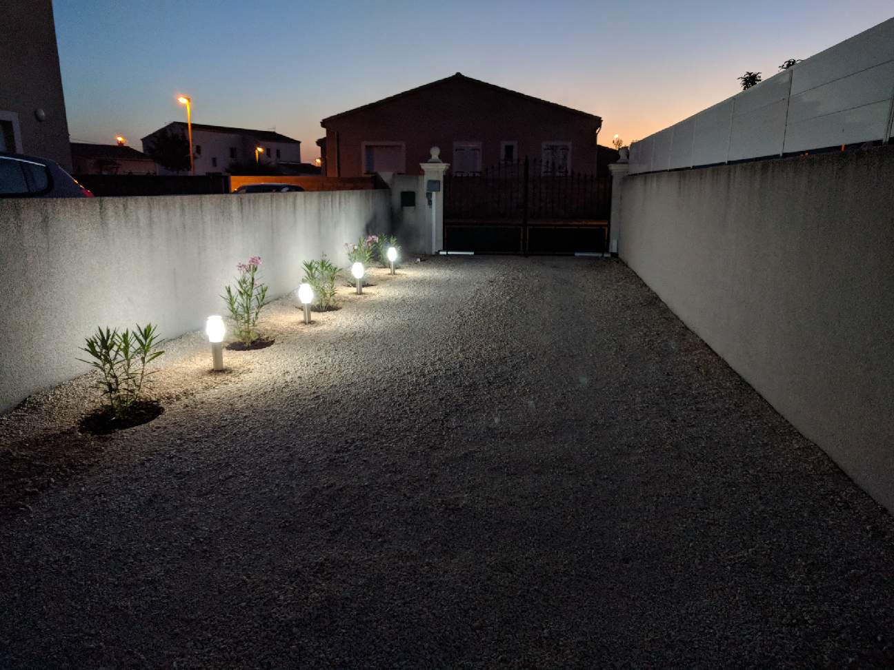 Mise en valeur d'une allée de garage Le Club LED